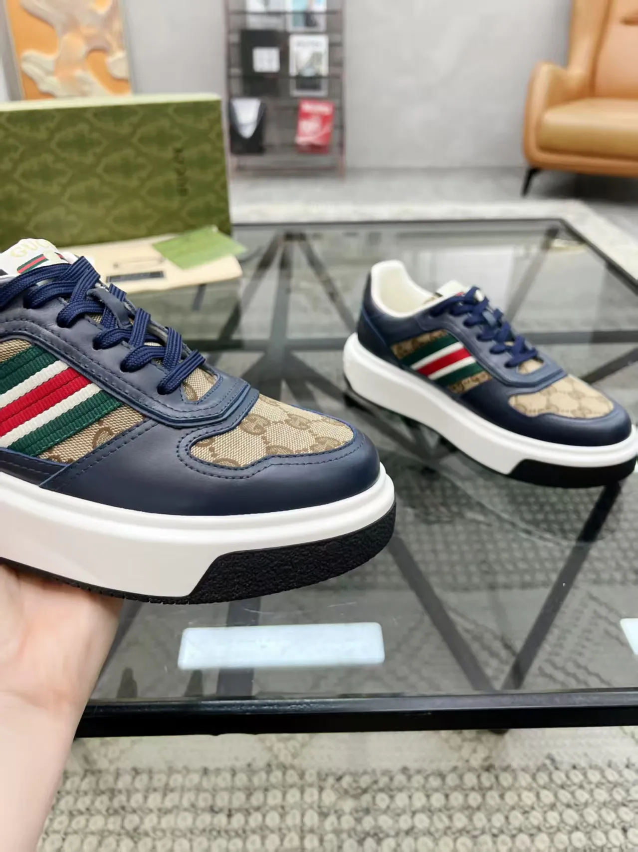 P440 new men's shoes GUCCI [Lightning] latest shoes are shipped. Original quality, fashionable, special materials, sheepskin lining, new packaging. The foot feels super comfortable and the workmanship is impeccable. Size: 38-45